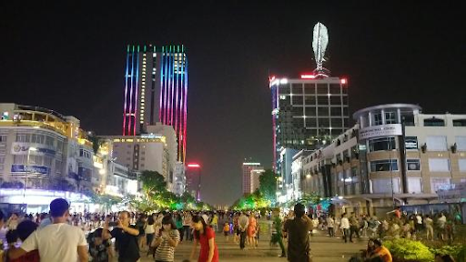 Khám phá vẻ đẹp về đêm của phố đi bộ Nguyễn Huệ