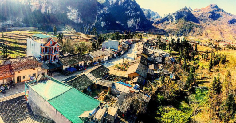 Hòa mình vào dòng người tại phố cổ Đồng Văn Hà Giang