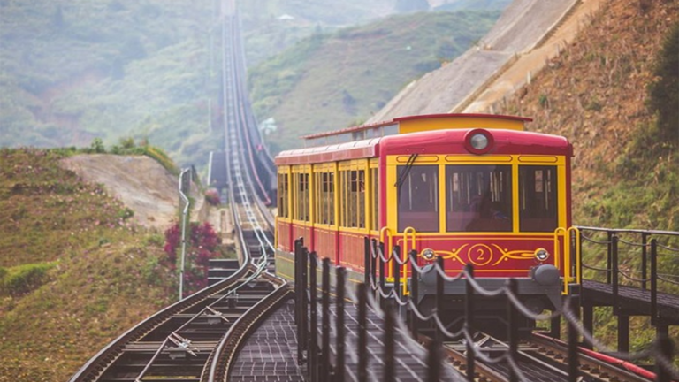 Tàu hỏa leo núi Mường Hoa