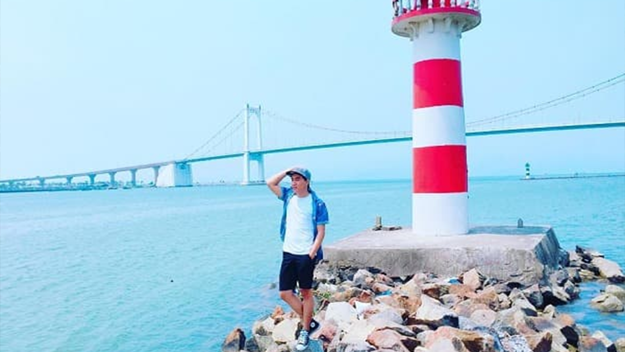 Du lịch ngọn hải đăng Đà Nẵng ngắm vách đá biển