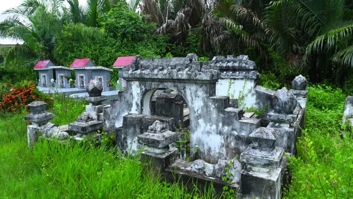 bánh xèo tôm nhảy gia vỹ - Hình ảnh thực tế Ancient Tomb Complex in Phước Vĩnh Đông Commune, Cần Giu
