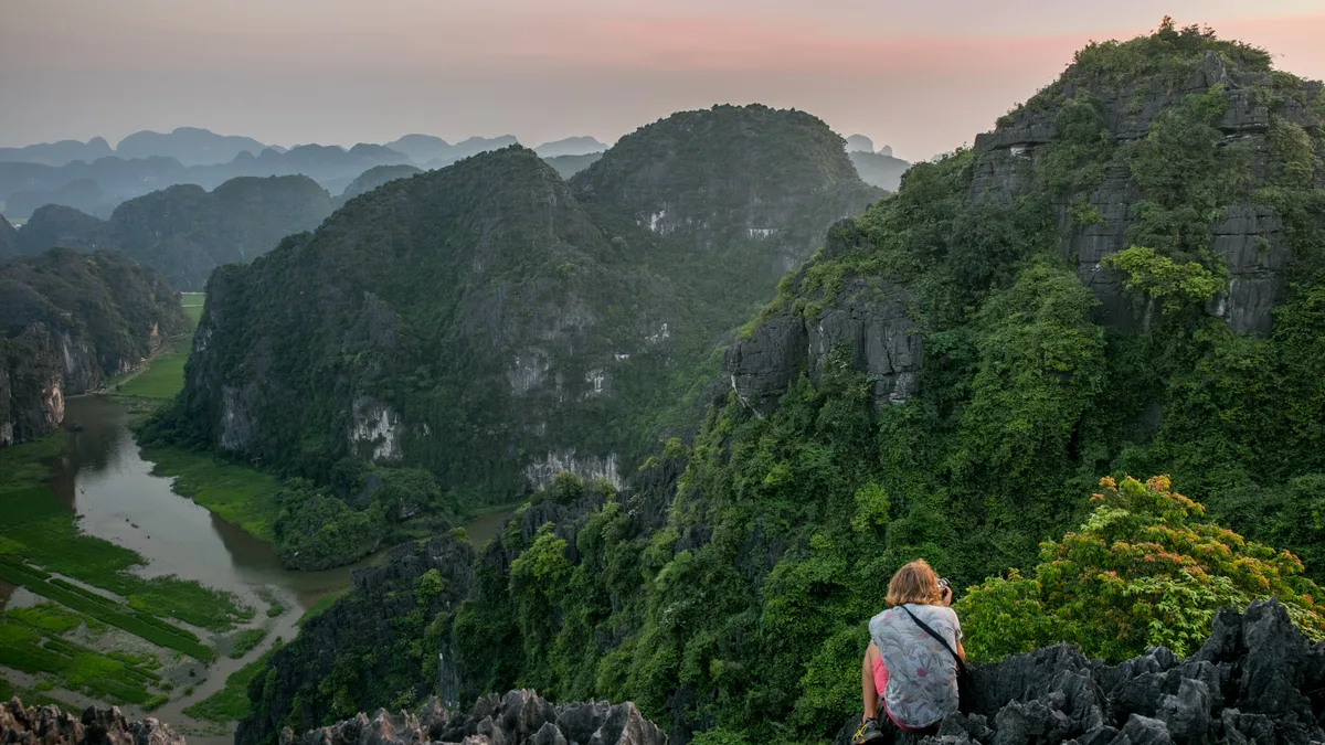 Check-in Hang Múa Ninh Bình: Giờ Vàng Săn Ảnh Đỉnh Ngọa Long - Góc nhìn thực tế 2