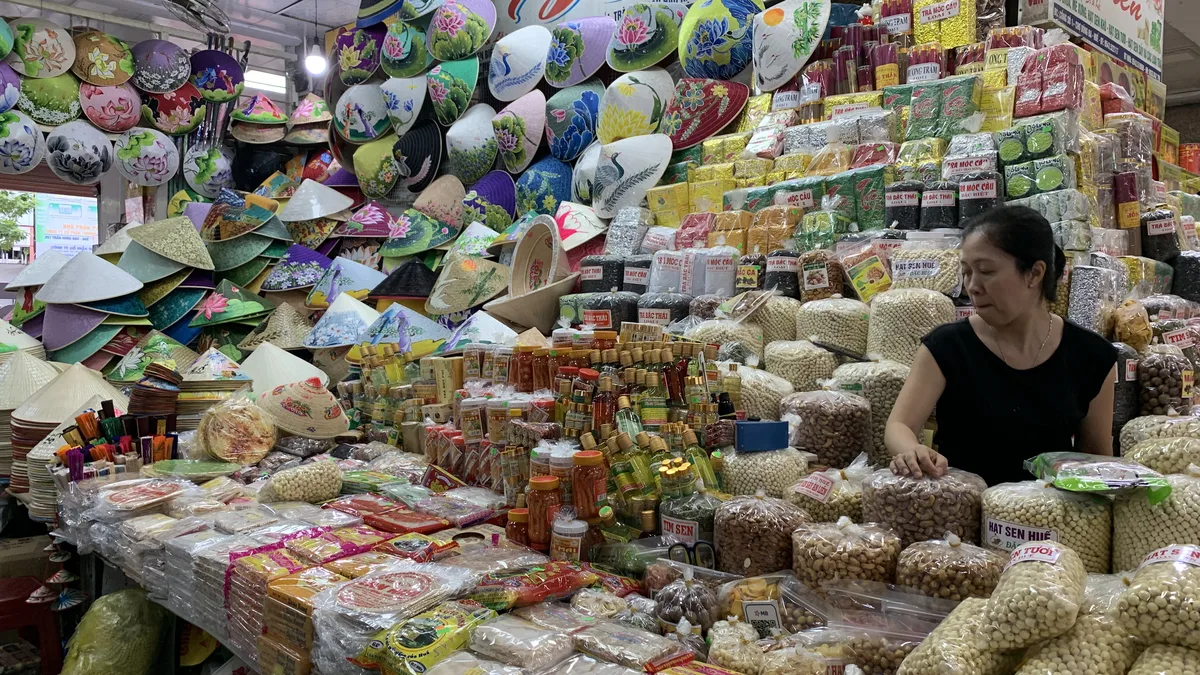 Oanh Tạc Chợ Đông Ba Huế: Thiên Đường Đồ Ăn Vặt & Quà Lưu Niệm - Góc nhìn thực tế 3