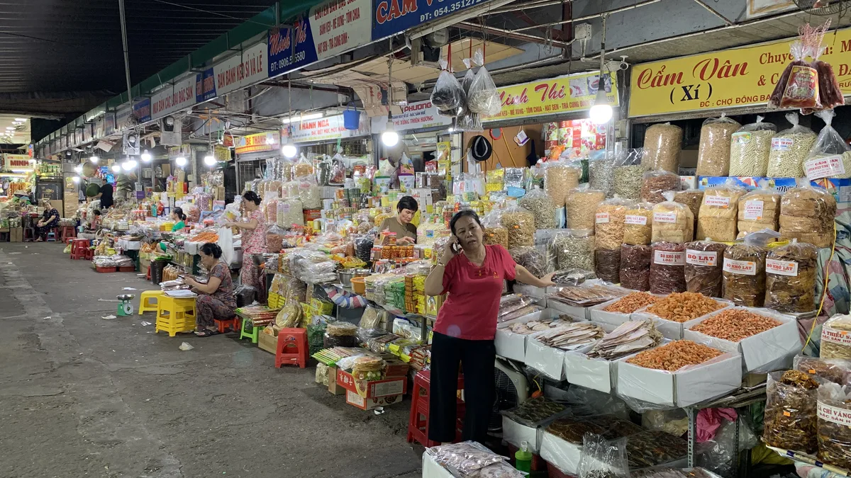 Oanh Tạc Chợ Đông Ba Huế: Thiên Đường Đồ Ăn Vặt & Quà Lưu Niệm