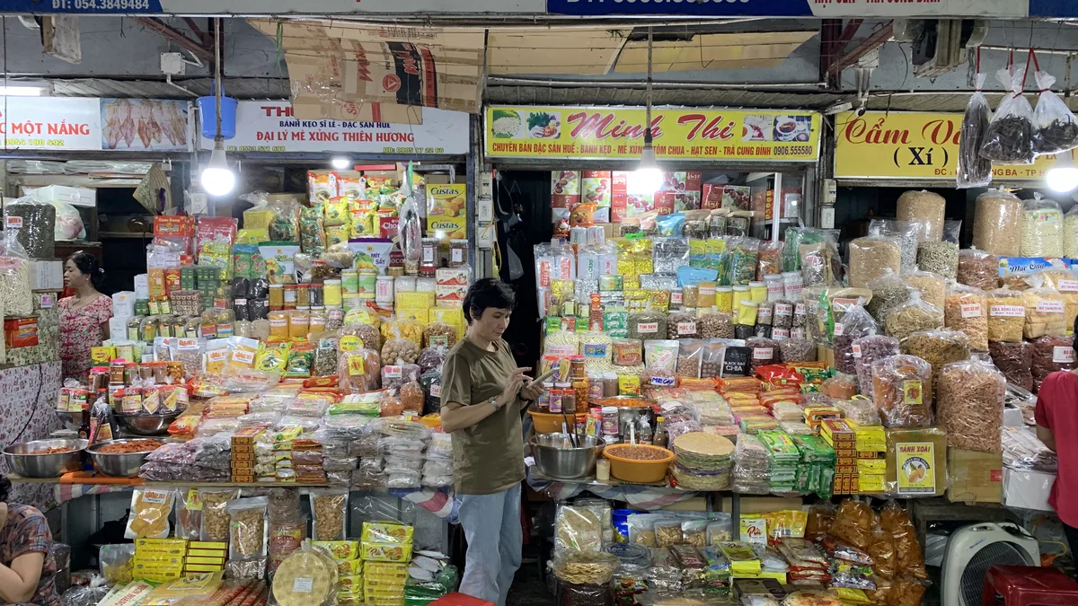 Oanh Tạc Chợ Đông Ba Huế: Thiên Đường Đồ Ăn Vặt & Quà Lưu Niệm - Góc nhìn thực tế 2