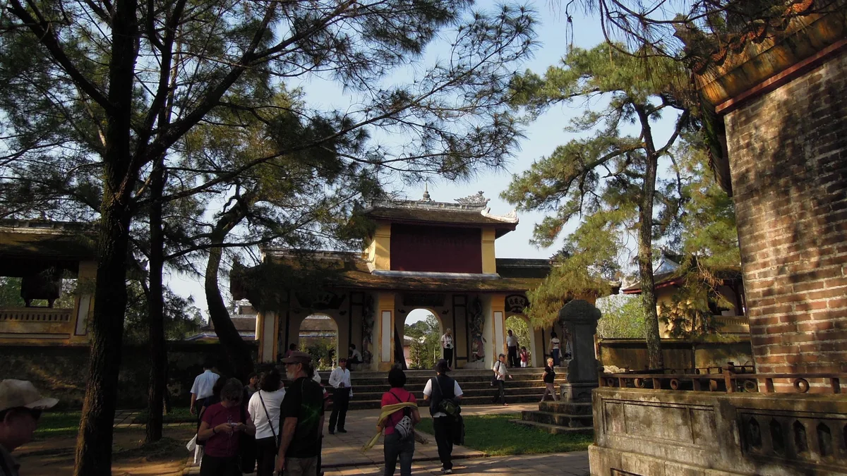 Khám Phá Đồi Thiên An & Hồ Thủy Tiên Huế: Công Viên Rồng Ma Mị