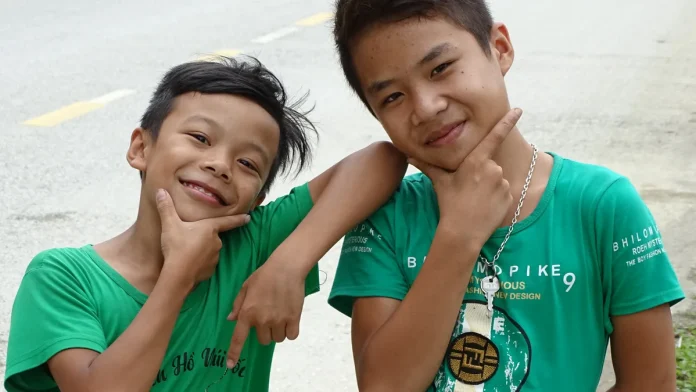 động ngườm ngao cao bằng kiệt tác thạch nhũ - Hình ảnh thực tế Boys near Nguom Ngao Cave Cao Bang