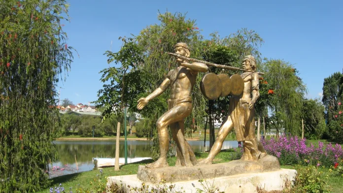 ga đà lạt check in sống ảo - Hình ảnh thực tế Da Lat Flower Park statue jpg