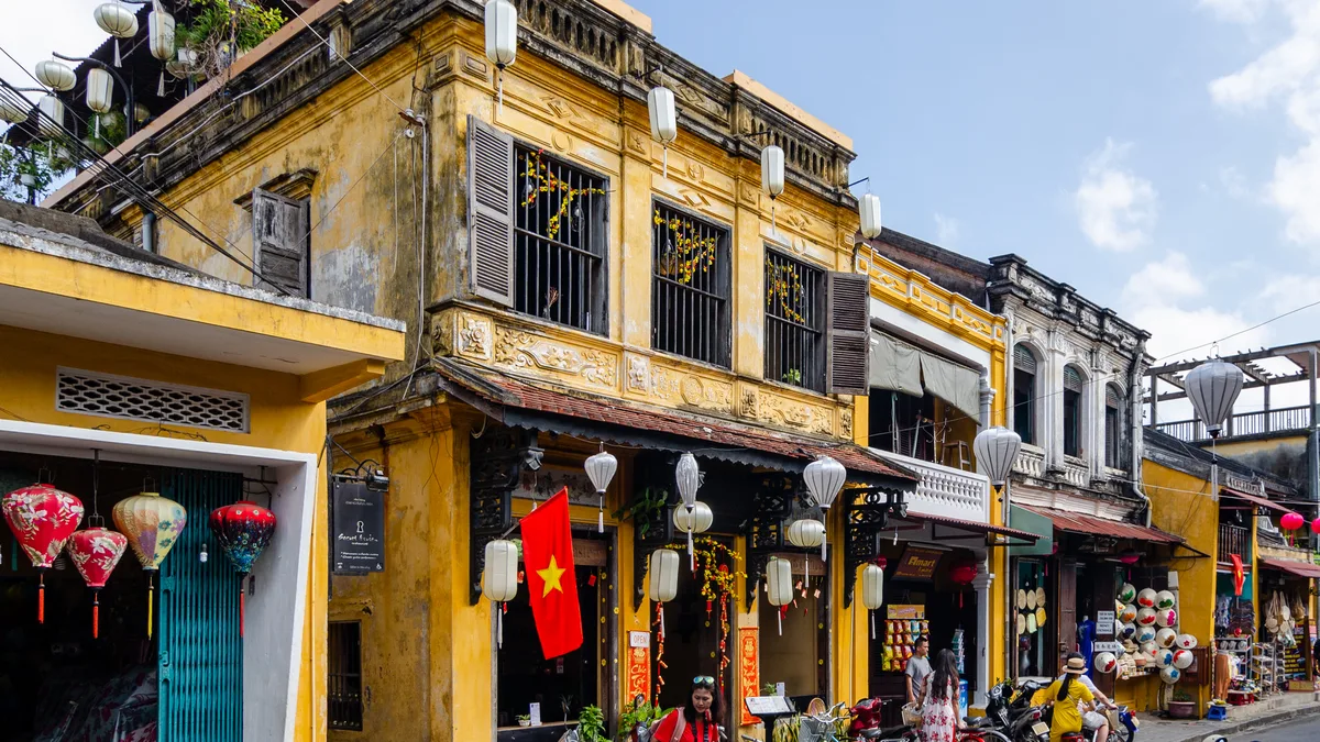 Thả Đèn Hoa Đăng Sông Hoài Hội An: Giờ Đẹp & Mẹo Đi Thuyền Lãng Mạn - Góc nhìn thực tế 3